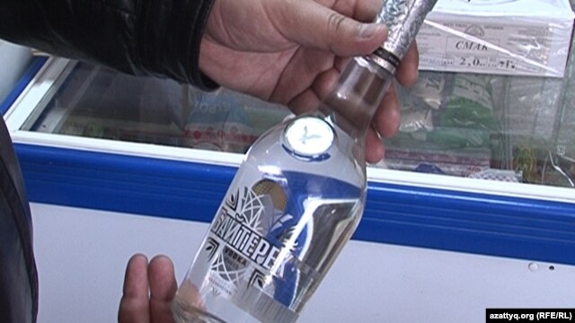 Шишасының сыртында арабша «Алланың құдіреті бәріне жетеді» деп жазылған арақ. Ақтөбе, 5 сәуір 2012 жыл.