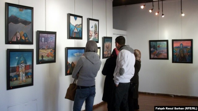 في معرض الفنان احمد دخيل