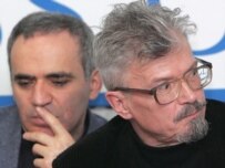 Garry Kasparov (L) and Eduard Limonov, the founders of the National Assembly (epa)
