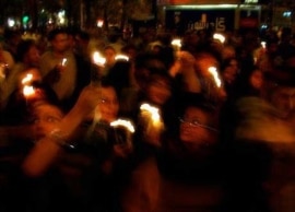 Muslims, they light candles on the lives of victims of the attacks of September