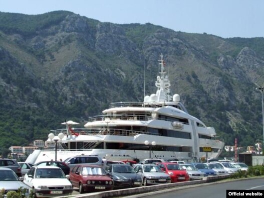 Jedan od kruzera u Luci Kotor, arhivska fotografija