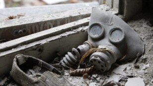 Gas maska i dječije cipele u ostacima nekadašnjeg vrtića za djecu u gradu Prypiat nedaleko nuklearke u Černobilu, travanj 2011