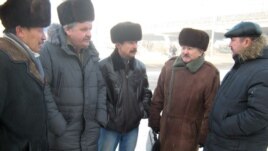"Қазақмыс" корпорациясын сотқа берген мүгедек шахтерлердің бастамашы тобы. Қарағанды, 11 қаңтар 2012 жыл. (Көрнекі сурет)