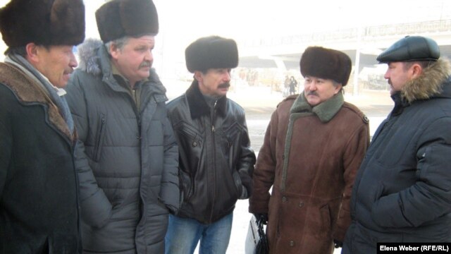 "Қазақмыс" корпорациясын сотқа берген мүгедек шахтерлердің бастамашы тобы. Қарағанды, 11 қаңтар 2012 жыл. (Көрнекі сурет)