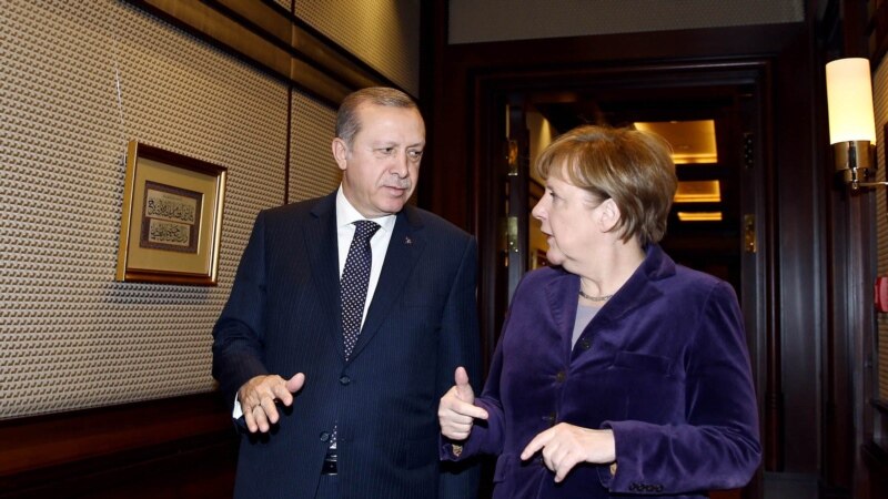 موافقت مرکل با تعقیب قضایی کمدین آلمانی به درخواست اردوغان