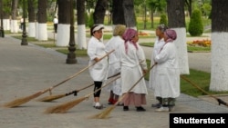 Street sweepers in the Uzbek city of Samarkand say they had not been paid for the past three months. (file photo)