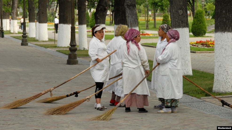 Street sweepers in the Uzbek city of Samarkand say they had not been paid for the past three months. (file photo)