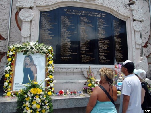 Foreign tourists visit a monument dedicated to the victims of the 2002 Bali bombing in the Kuta section of Denpasar in October 2009.