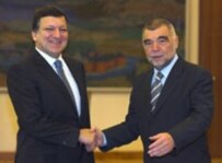 Croatian President Stjepan Mesic welcomes European Commission President Jose Manuel Barroso (left) (epa)