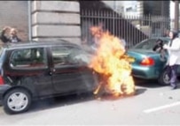 An unidentified Iranian woman immolating herself (file photo) (gooya.com)