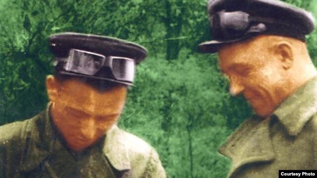 Сүлеймен Сейітов (сол жақта) майдан даласында. (Сурет жеке мұрағаттан алынған).