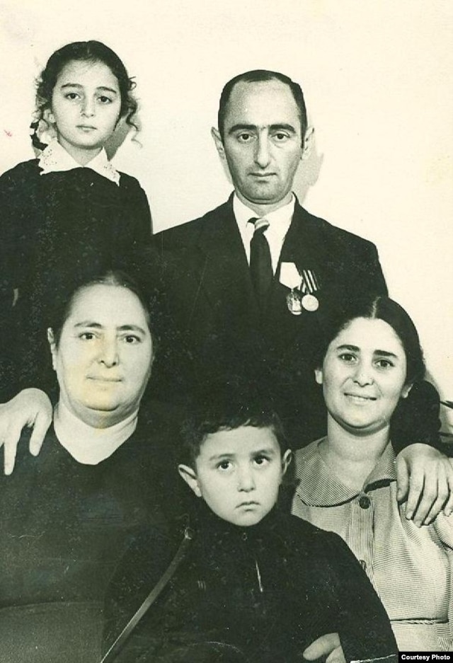 Hüseyn Arif ailəsi ilə