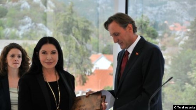 Marina Abramović prima priznanje 13. juli, oktobar 2012.