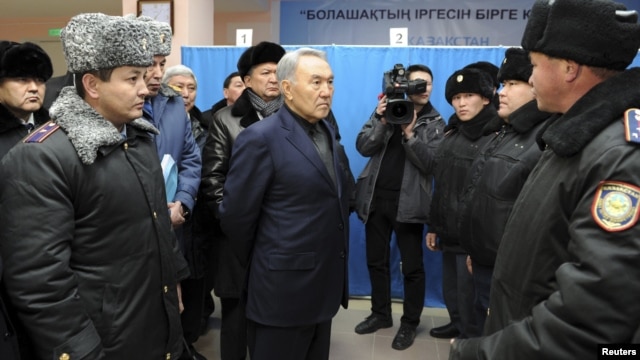 Қазақстан президенті Нұрсұлтан Назарбаевқа құқық қорғау қызметкерлері неге халыққа қарсы  оқ атқандарын әңгімелеп жатыр. Жаңаөзен, 22 желтоқсан 2011 жыл. 