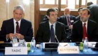 Tadic (left), Kostunica (center), and Serbian Foreign Minister Vuk Draskovic at the Vienna talks today (epa)