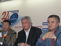 Opposition leaders Melis Eshimkanov (left to right), Feliks Kulov, and Omurbek Tekebaev at a press conference in Bishkek on April 19 (RFE/RL)