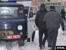 Івана Шульгу выводзяць з суду.