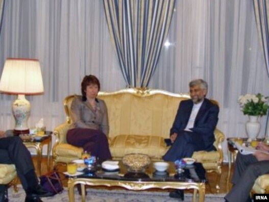 سعید جلیلی، مذاکره‌کننده ایرانی، به همراه کاترین اشتون، رئیس سیاست خارجی اتحادیه اروپا