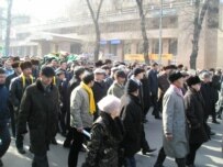 Mourners march to the funeral of Altynbek Sarsenbaev, 15 February (RFE/RL)