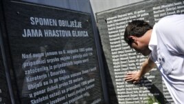 Hrastova glavica, ploča sa imenima ubijenih