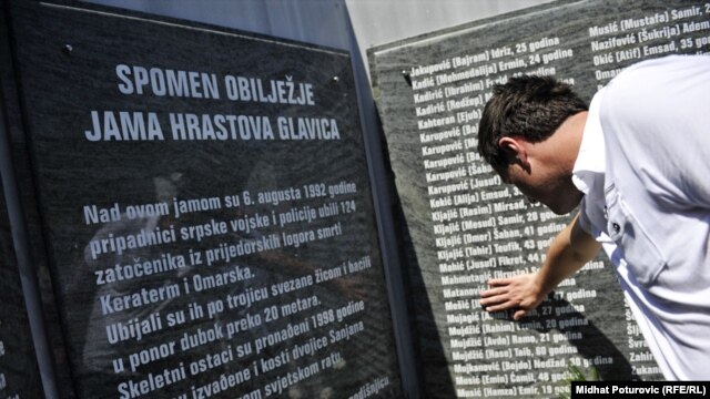 Hrastova glavica, ploča sa imenima ubijenih