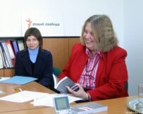 Karen Stewart talking to RFE/RL in Minsk (RFE/RL)