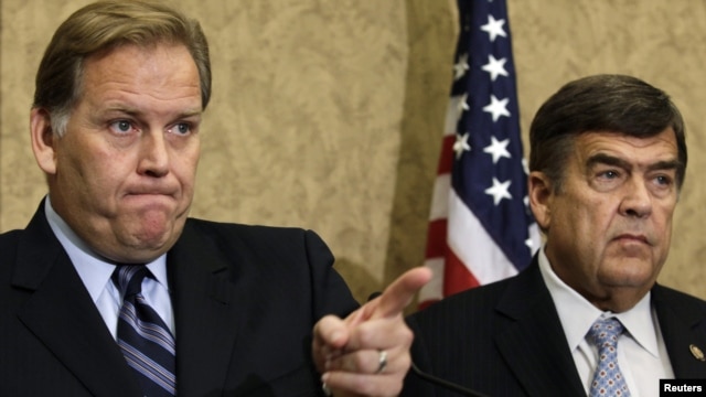 مایک راجرز (نفر سمت چپ) از دولت اوباما به خاطر آزادسازی دارایی‌های ایران انتقاد کرده است.