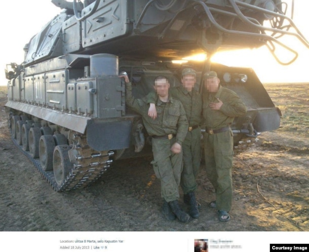 Военнослужащие 53-й зенитно-ракетной бригады из Курска на фоне установки "Бук"