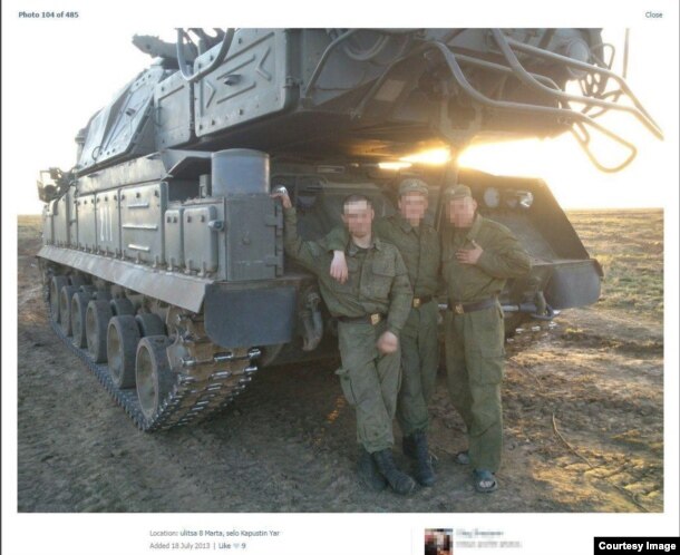 Військовослужбовці 53-ї зенітно-ракетної бригади з Курська на фоні установки «Бук»