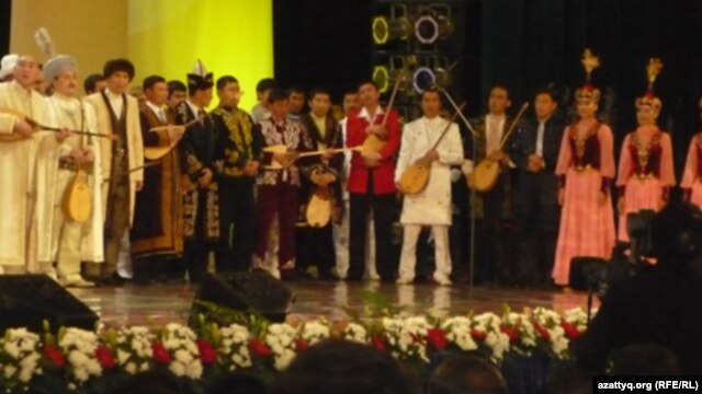Айтысқа қатысқан ақындар. Астана, 2 желтоқсан 2011 жыл. 