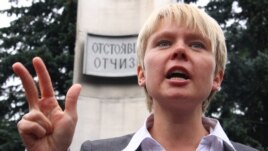 Yevgenia Chirikova talks to the media after filing documents at an election commission office to run in the Khimki mayoral election on August 27.