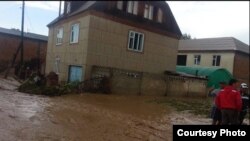 Чолпон-Атадағы су басқан үйлер. Қырғызстан, 16 тамыз 2016 жыл.