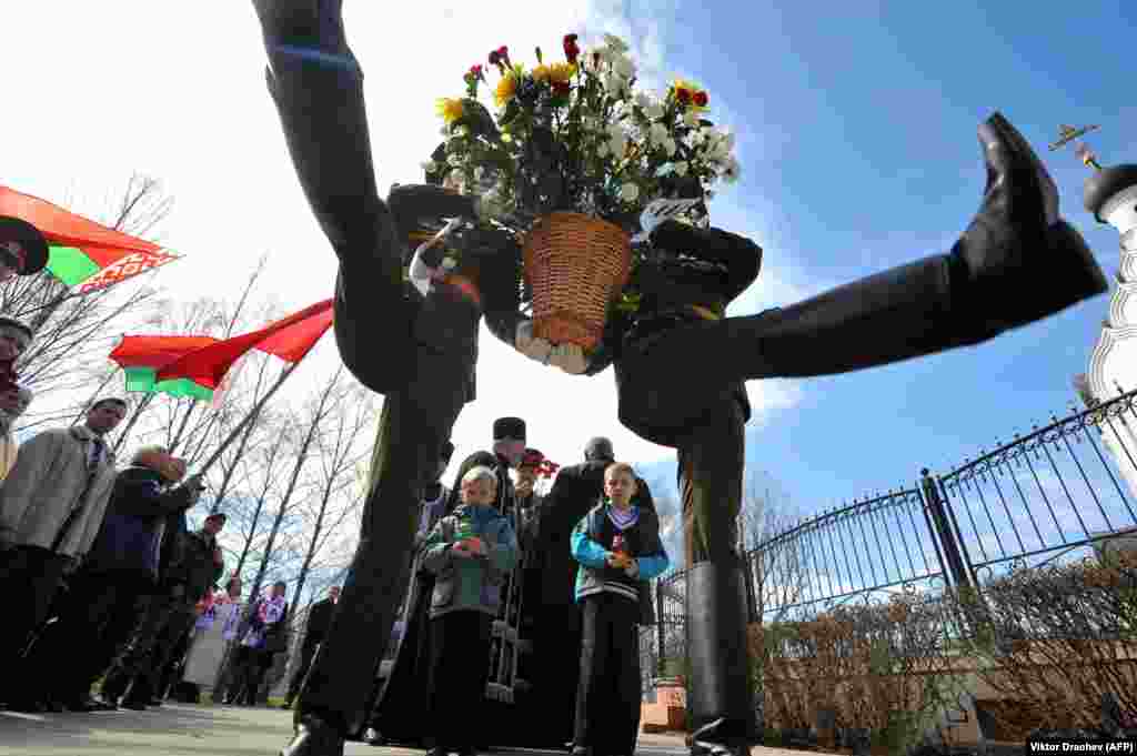 Belarusian honor guards lay flowers at the Chornobyl victims' memorial in Minsk. The world marked the 27th anniversary of the world's worst nuclear disaster at the Chornobyl nuclear pant in Ukraine on April 26. (AFP/Viktor Drachev)