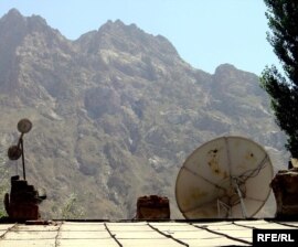 Мавҷгири моҳвораӣ дар боми яке аз манзилҳои хусусӣ дар ноҳияи Ванҷ.