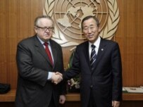 Ban (right) says he supports Ahtisaari's (right) proposal (file photo) (official site)