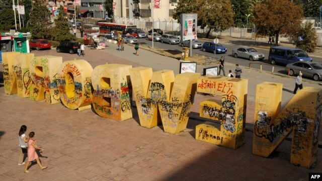 Spomenik u centru Prištine postavljen povodom nezavisnosti Kosova