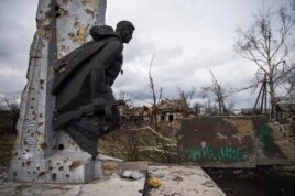 Деревня Никишино в Донбассе: поврежденный в нынешних боях памятник солдатам прежней войны