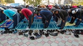 Мусульмане молятся во время Курбан-айта в мечети Алматы. 15 октября 2013 года.