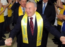 "Нұр Отан" партиясының мүшелері Қазақстан президенті Нұрсұлтан Назарбаевты сайлаудағы жеңісімен құттықтап жатыр. Астана, 4 сәуір 2011 жыл.