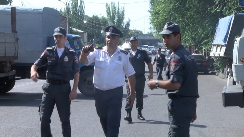 В Ереване несколько сотрудников полиции удерживаются в заложниках