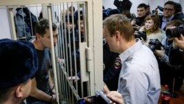 Алексей Навальный прощается с братом, который был взят под стражу в зале суда
