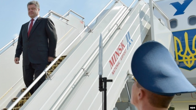 Ukrainian President Petro Poroshenko (left) arriving today in Minsk.