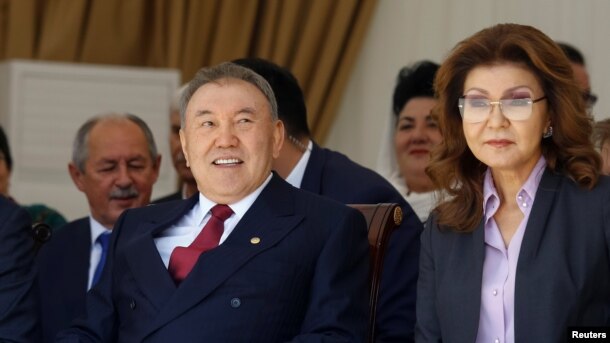 Dariğa Nazarbaeva (sol jaqta) äkesi prezident Nwrswltan Nazarbaevpen. Almatı, 1 mamır 2016 jıl