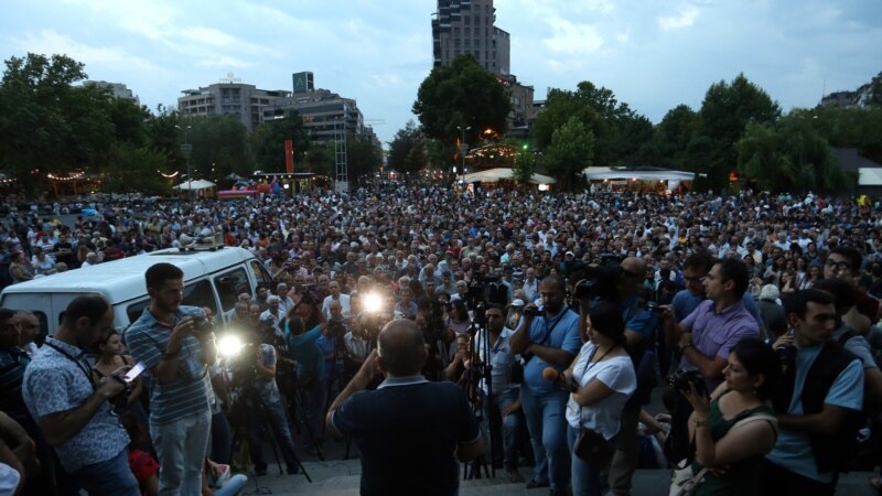 В центре Еревана демонстранты перекрывали проспект