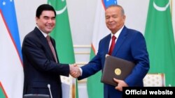 Uzbek President Islam Karimov (right) and visiting Turkmen President Gurbanguly Berdymukhammedov reportedly discussed the security situation in Afghanistan.