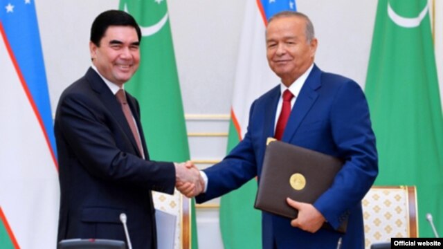 Президент Туркменистана Гурбангулы Бердымухаммедов (слева) и президент Узбекистана Ислам Каримов. Ташкент, 8 октября 2015 года.