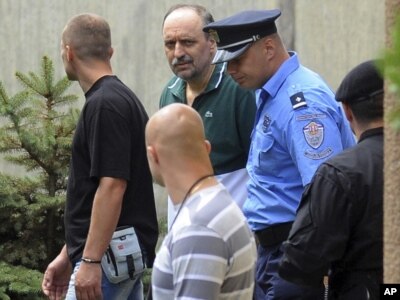 Goran Hadžić u pratnji policije, 22., jul 2011.