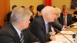 Джон Маккейн на канфэрэнцыі ў Вільні. Фота Хартыя 97