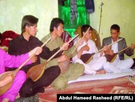 دوتار ترکمنی 