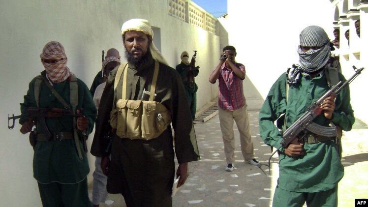 Конвой сопровождает одного из представителей группировки "Аль-Шабаб" (в центре). Иллюстративное фото.